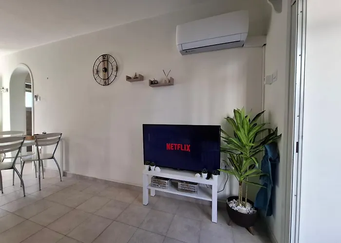 Апартаменты Seaside Escape *